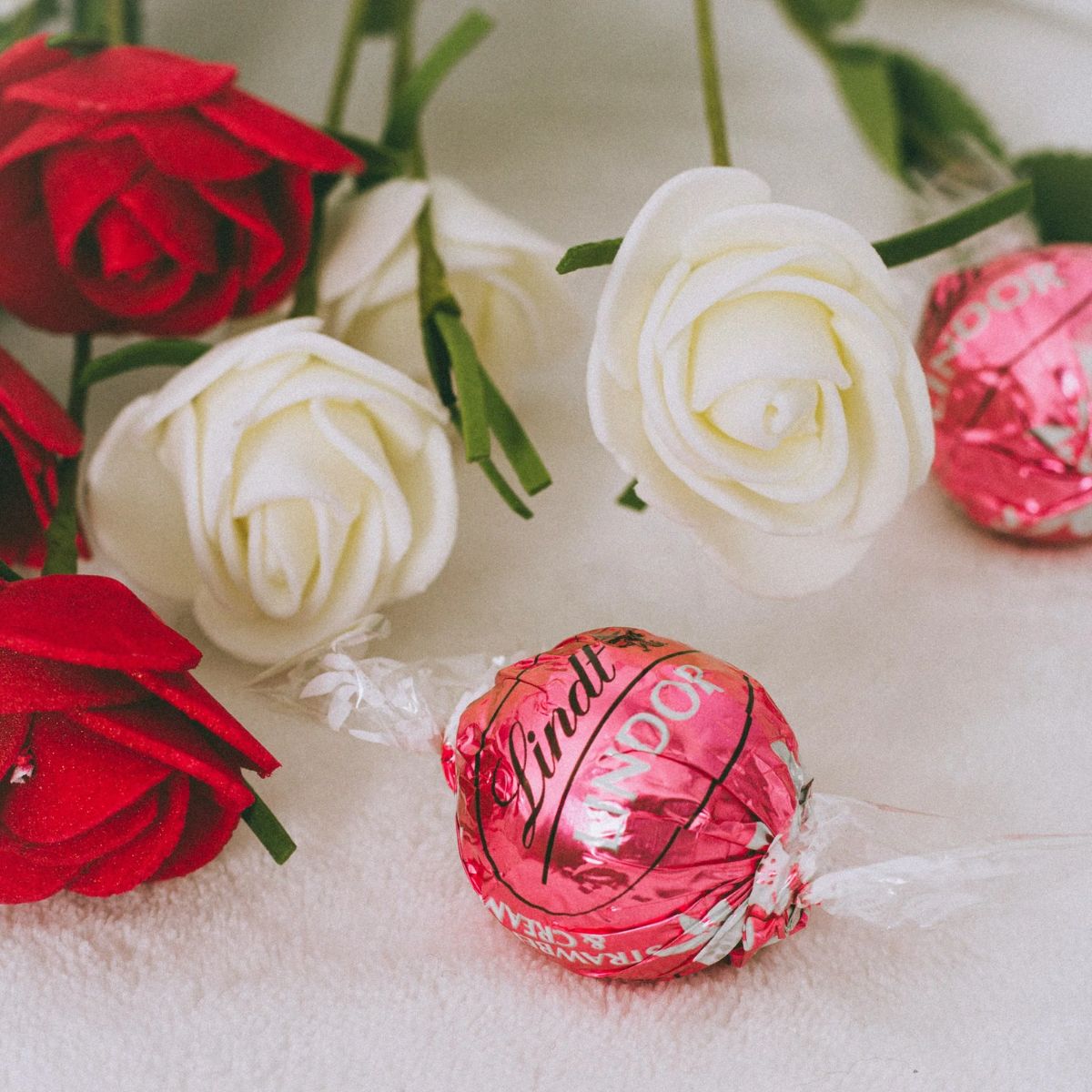 Σοκολατάκια Λευκά Φράουλα Κρέμα Lindt Lindor Strawberries and Cream Chocolate White Truffles Box
