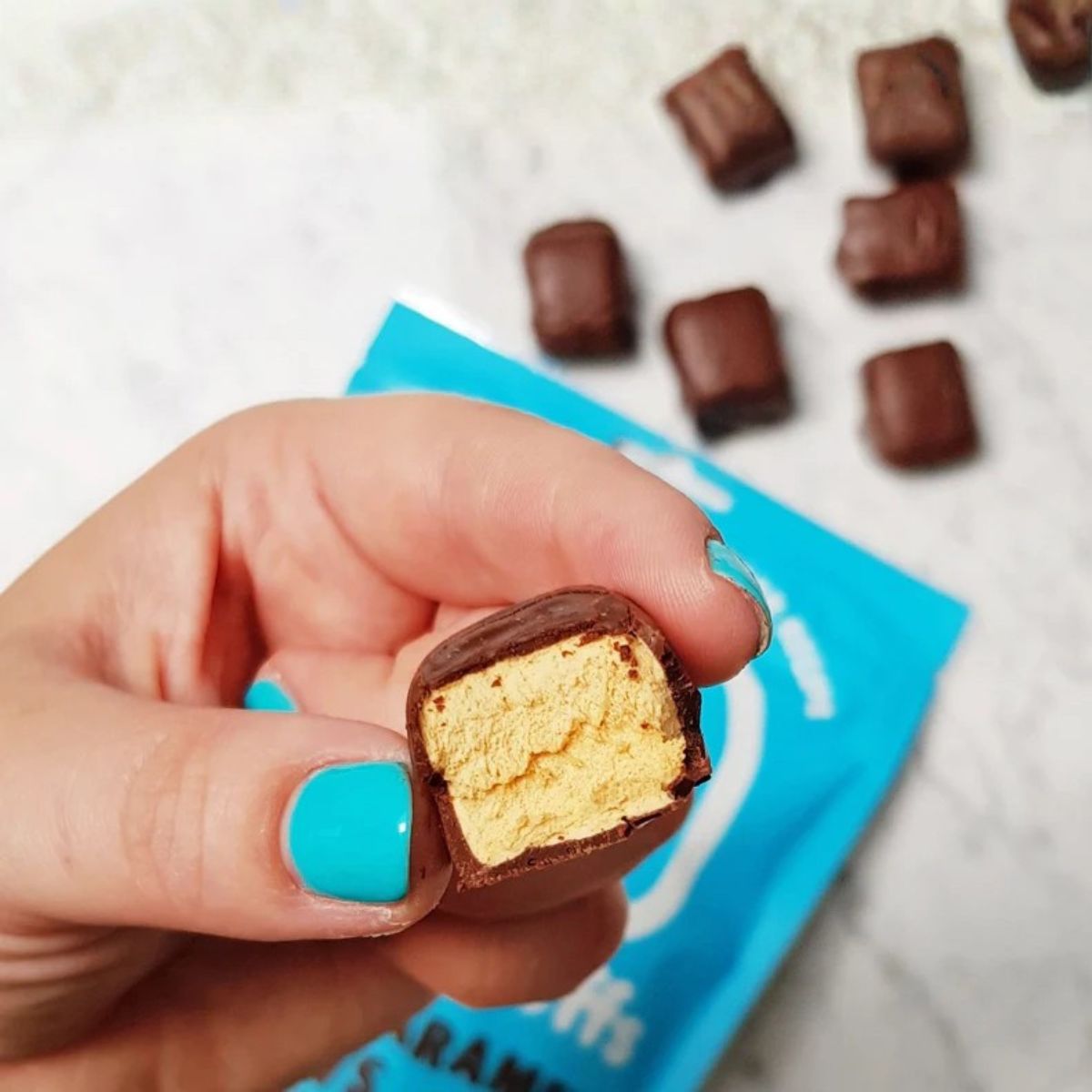 Ζαχαρωτά Mallow Puffs Marshmallows Salted Caramel In Dark Chocolate