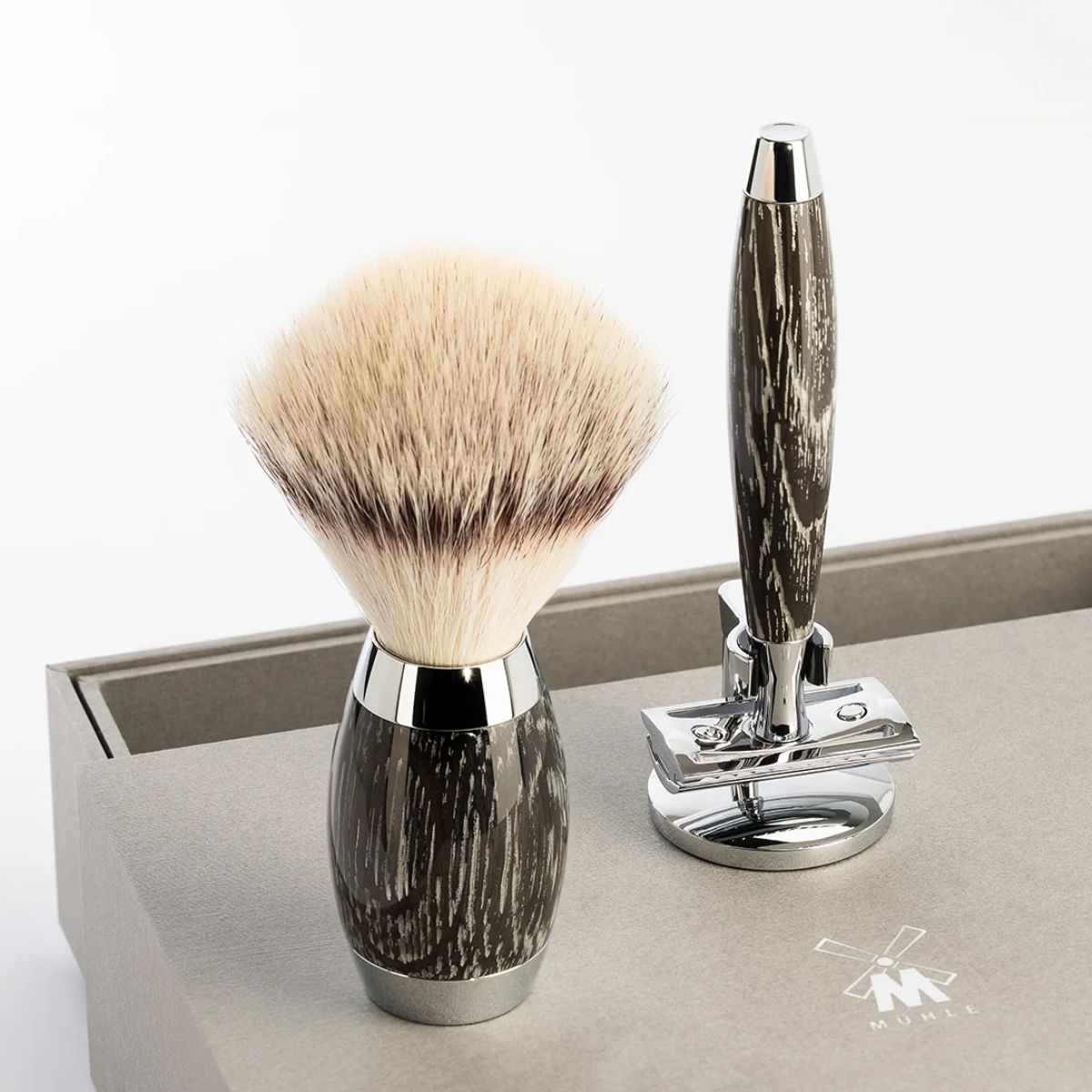 Πινέλο Ξυρίσματος Muhle Edition Με Συνθετική Ίνα Silvertip Fibre Badger Oak And Silver Brush