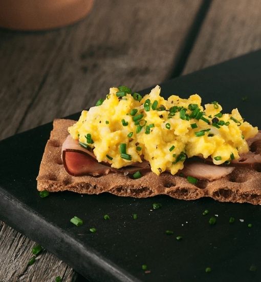 Πρωινό με Αυγά Scrambled και Wasa Whole Grain Crispbread