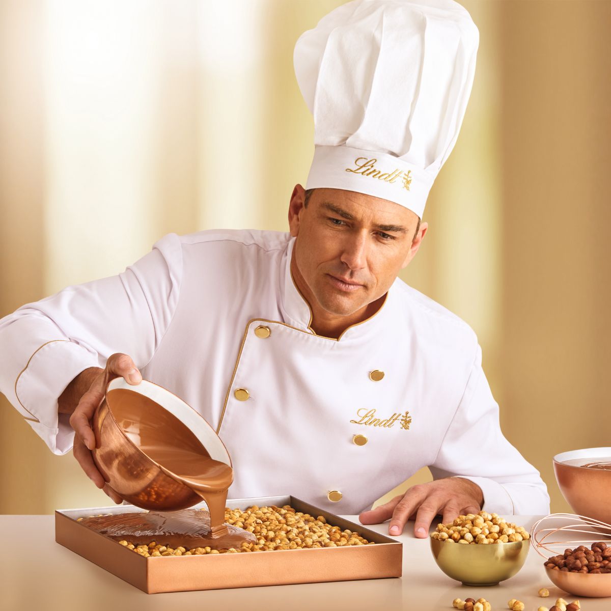 Ελβετική Σοκολάτα Γάλακτος Lindt Raisins Hazelnuts and Almond Chocolate